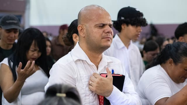 Hermano en actitud de oración durante el servicio.